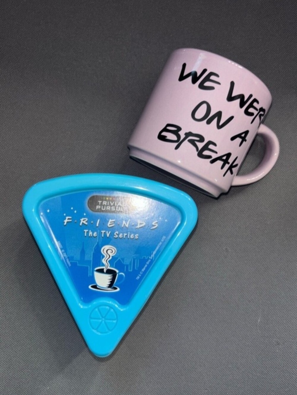 💚 FRIENDS BUNDLE - Trivial Pursuit TV Series Game + BRAND NEW Coffee MUH